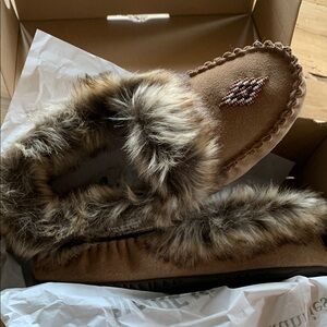 MANITOBAH Cozy Faux Fur Trimmed Slippers size 10